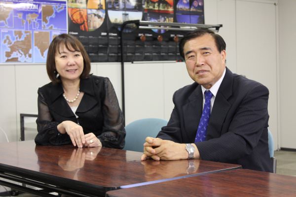 シンコム・システムズ・ジャパン株式会社 代表取締役の石村 弘子氏（左） 日本プロジェクトマネジメント協会の古園 豊氏（右）